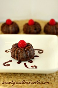 Grain Free Chocolate Angel Food Mini Cakes / beautyandthefoodie.com
