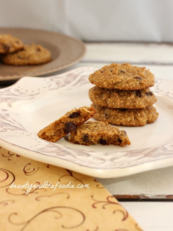 Paleo Chocolate Chip Coconut Cashew Cookies, grain free and low carb version / beautyandthefoodie.com