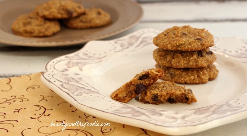 Paleo Chocolate Chip Coconut Cashew Cookies , grain free and low carb version / beautyandthefoodie.com