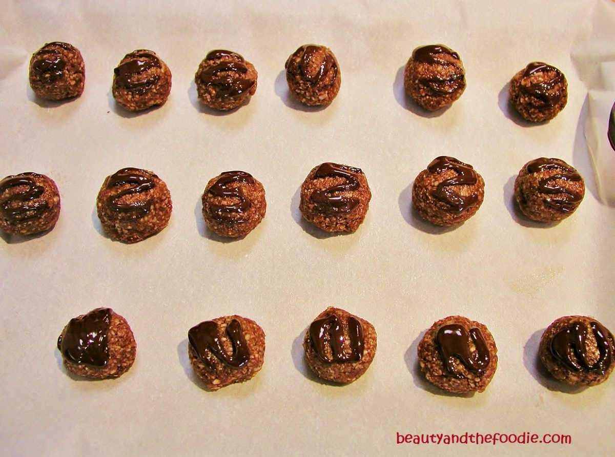 Garnishing the cocoa lemon balls.