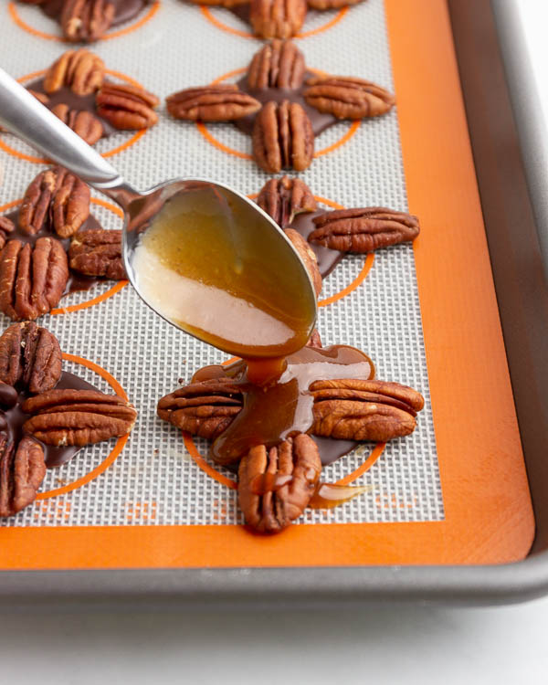 Pouring the caramel over pecans.
